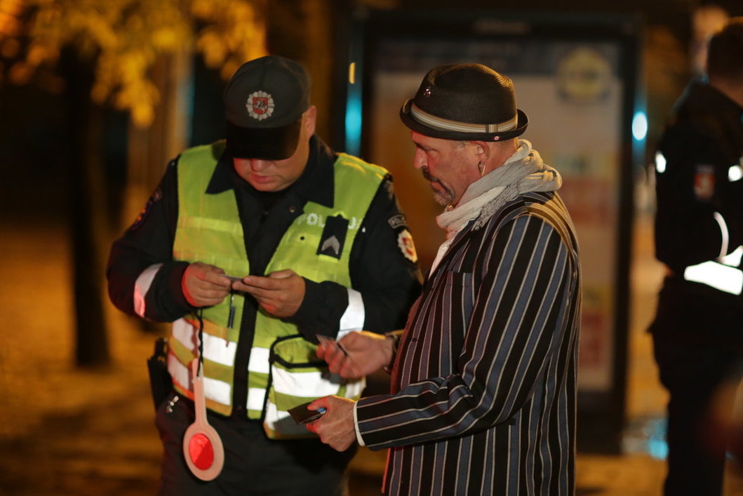 Vilniaus policija naktį prieš rinkimus tikrino ir vairuotojus, ir pėsčiuosius nuotr. Broniaus Jablonsko