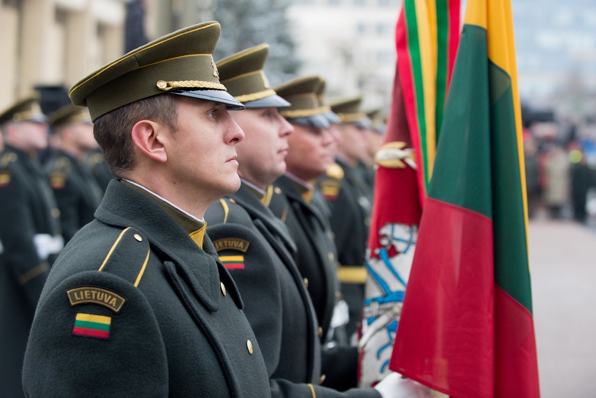 Nepriklausomybės aikštėje iškilmingai pakelta Lietuvos vėliava (nuotr. Alfredo Pliadžio)