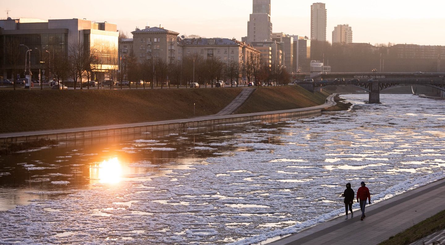 Sinoptikai skelbia naujausią orų prognozę: antradienis nustebins pavasariška šiluma 