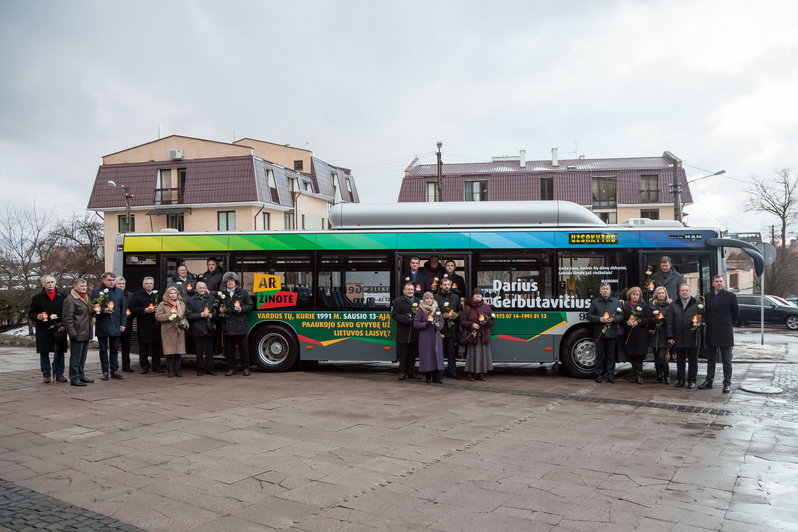 Sausio 13-osios aukų atminimui į sostinės gatves išvažiavo Laisvės gynėjų vardais apklijuoti autobusai