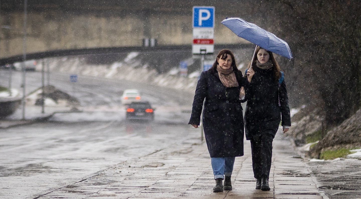 Traukite skėčius: rytoj lis visoje Lietuvoje