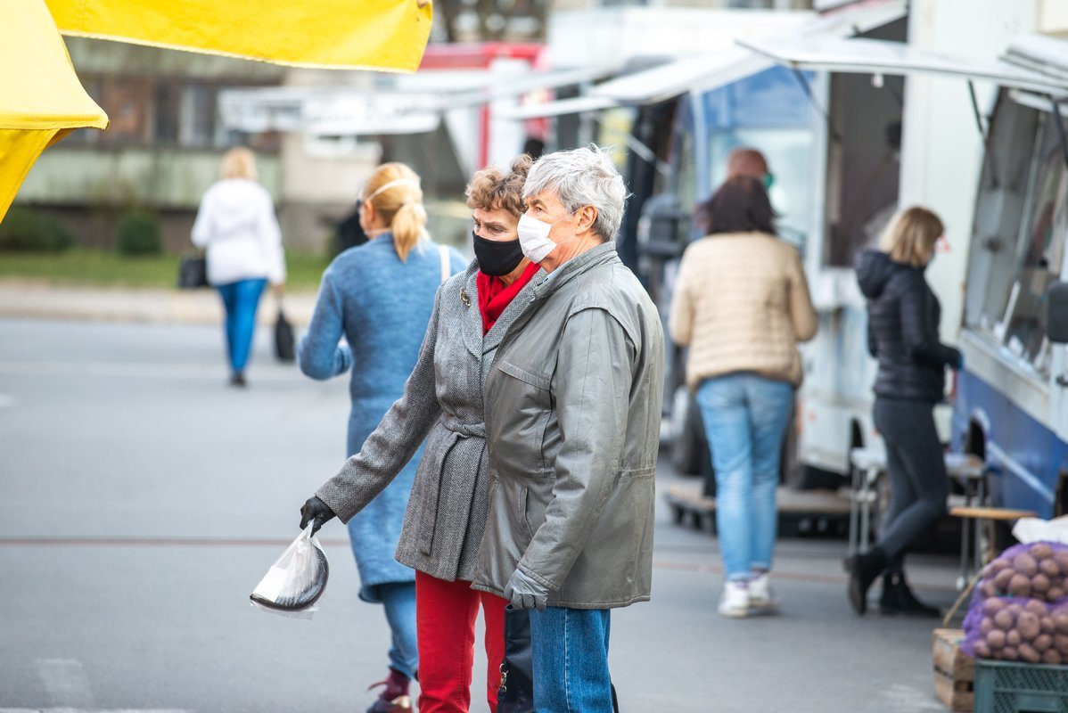 Pirkėjai ir praeiviai (nuotr. Fotodiena/Justino Auškelio)