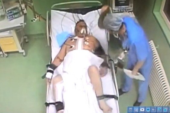 Rusijoje gydytojas po širdies operacijos sumušė per daug kalbėjusį pacientą (nuotr. YouTube)