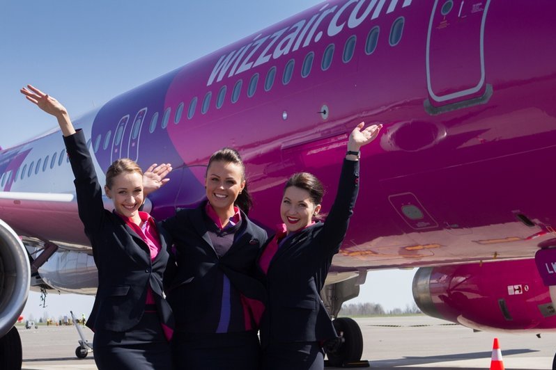 „Wizz Air“ skrydžių palydovės Aigustė, Joana ir Dovilė džiaugiasi, galėdamos pasitikti 3 naujų maršrutų į Belfastą, Frankfurtą ir Malmę keleivius (nuotr. Organizatorių)