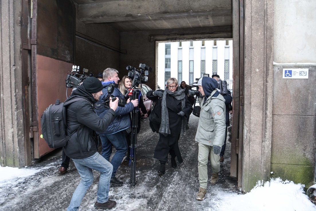 Po teismo sprendimo advokatė bėgo nuo žurnalistu Fotodiena/Arnas Strumila