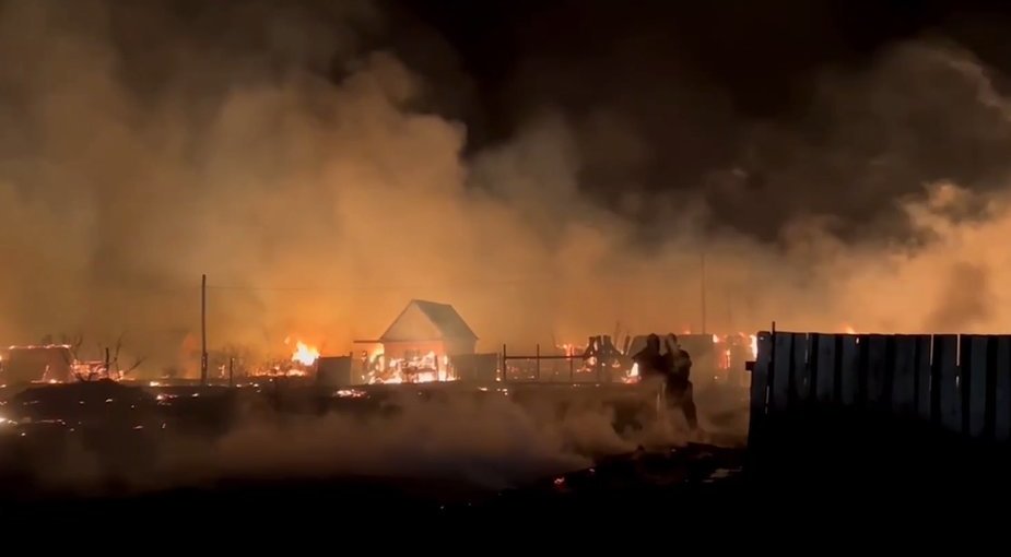 Rusijoje – didžiulis gaisras: liepsnos apėmė miestą, plinta į pastatus