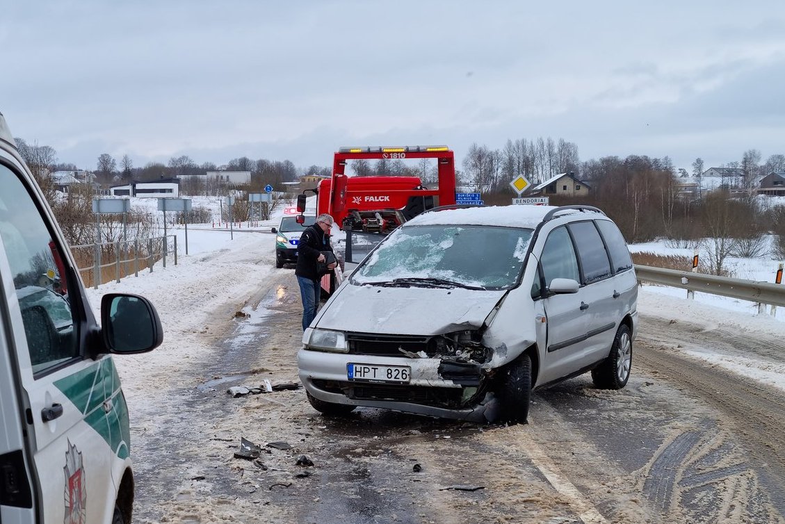 Prie Vilniaus girtas vairuotojas rėžėsi į niekuo dėtų sutuoktinių mašiną