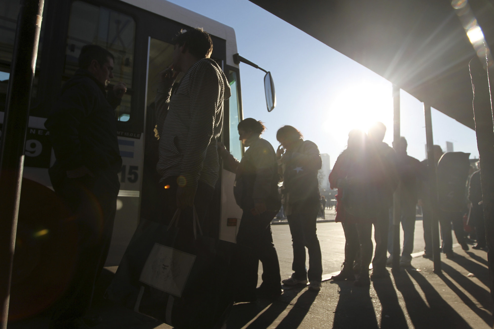 Keleiviai lipa į autobusą (nuotr. SCANPIX)