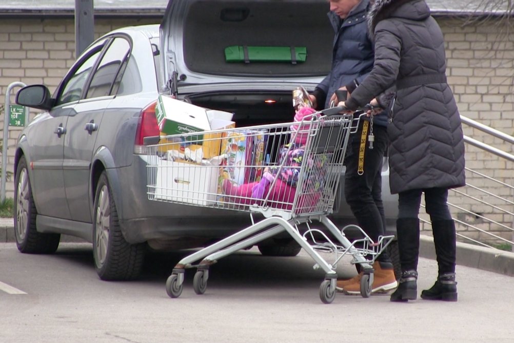Latviai plūsta apsipirkti Lietuvoje (nuotr. stop kadras)