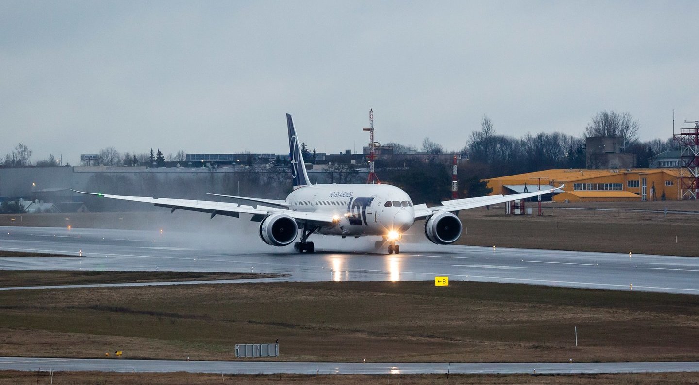 Dėl smarkaus vėjo Kauno oro uoste negalėjo nusileisti lėktuvas