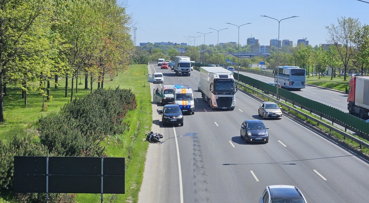 Judrioje Vilniaus gatvėje motociklas rėžėsi į du automobilius ir nučiuožė dar 100 metrų: prireikė medikų