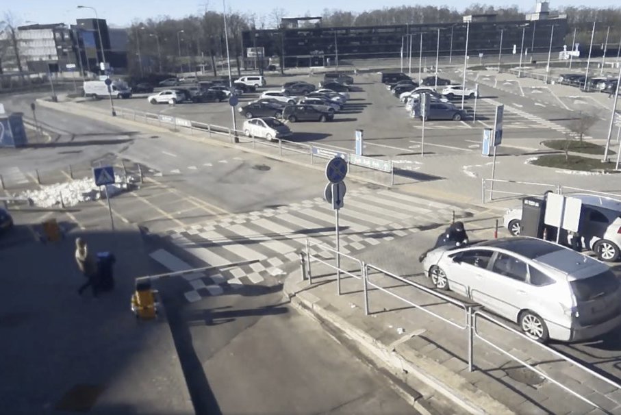 Taksisto įniršis prieš tikrintoją Vilniuje – pareigūnas atsidūrė ant mašinos kapoto (nuotr. stop kadras)
