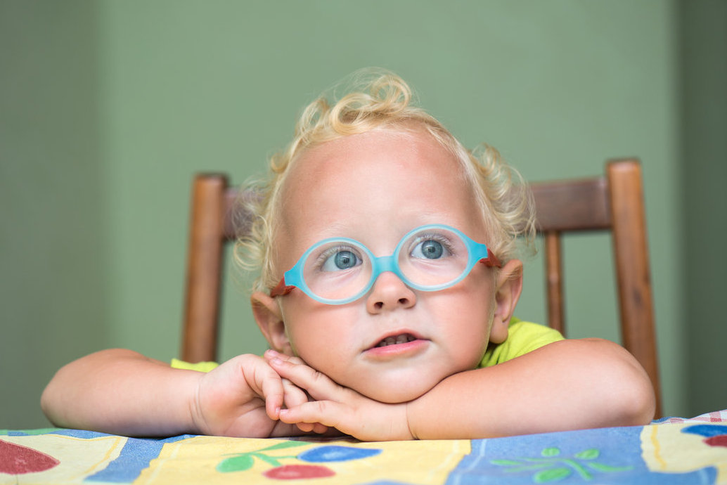 Vaikas su akiniais (nuotr. Fotolia.com)