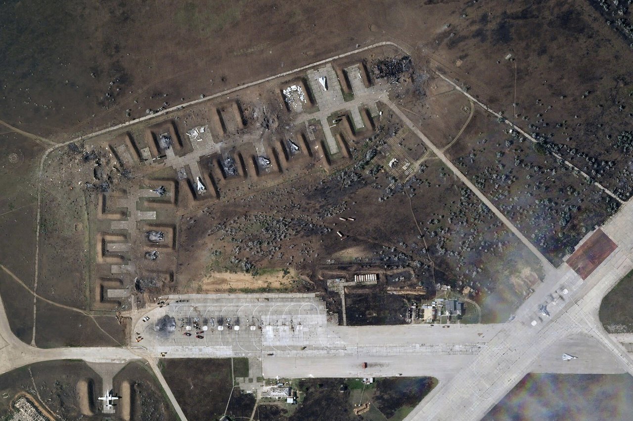 Palydovinės nuotraukos atskleidė tikrąjį žalos rusams mastą Kryme: sunaikinta „daug daugiau nei 9 lėktuvai“