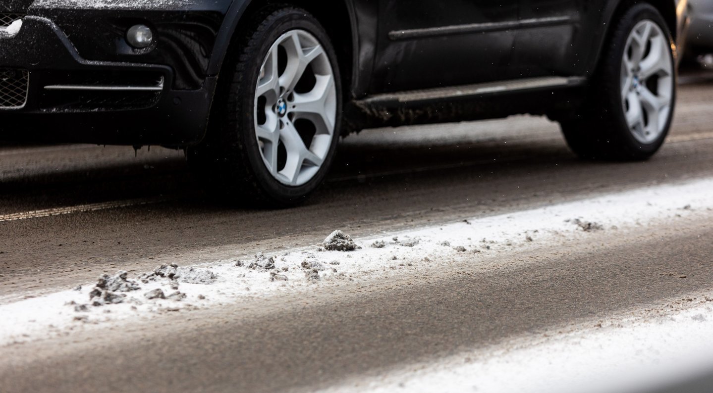 Kelininkai įspėja: keliuose yra slidžių ruožų, dieną eismą sunkins plikledis