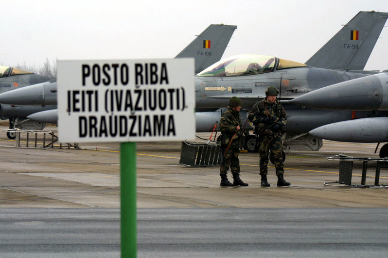 Pirmieji NATO kariai Šiauliuose nusileido prieš dešimtmetį („Akistatos“ archyvo nuotr.)