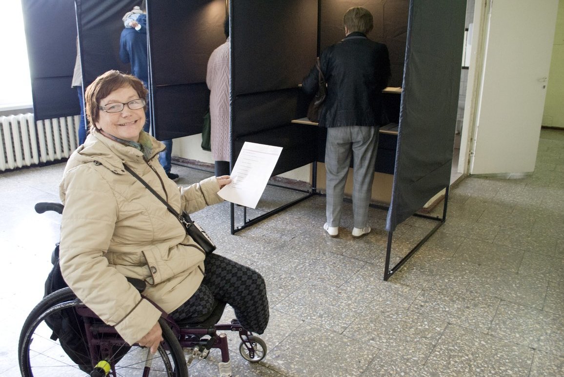Irena Žemaitaitienė sako, kad labai nedaug reikia padaryti, kad judėjimo negalią turintis žmogus galėtų oriai balsuoti. (Nijolės Zenkevičiūtės nuotr.)