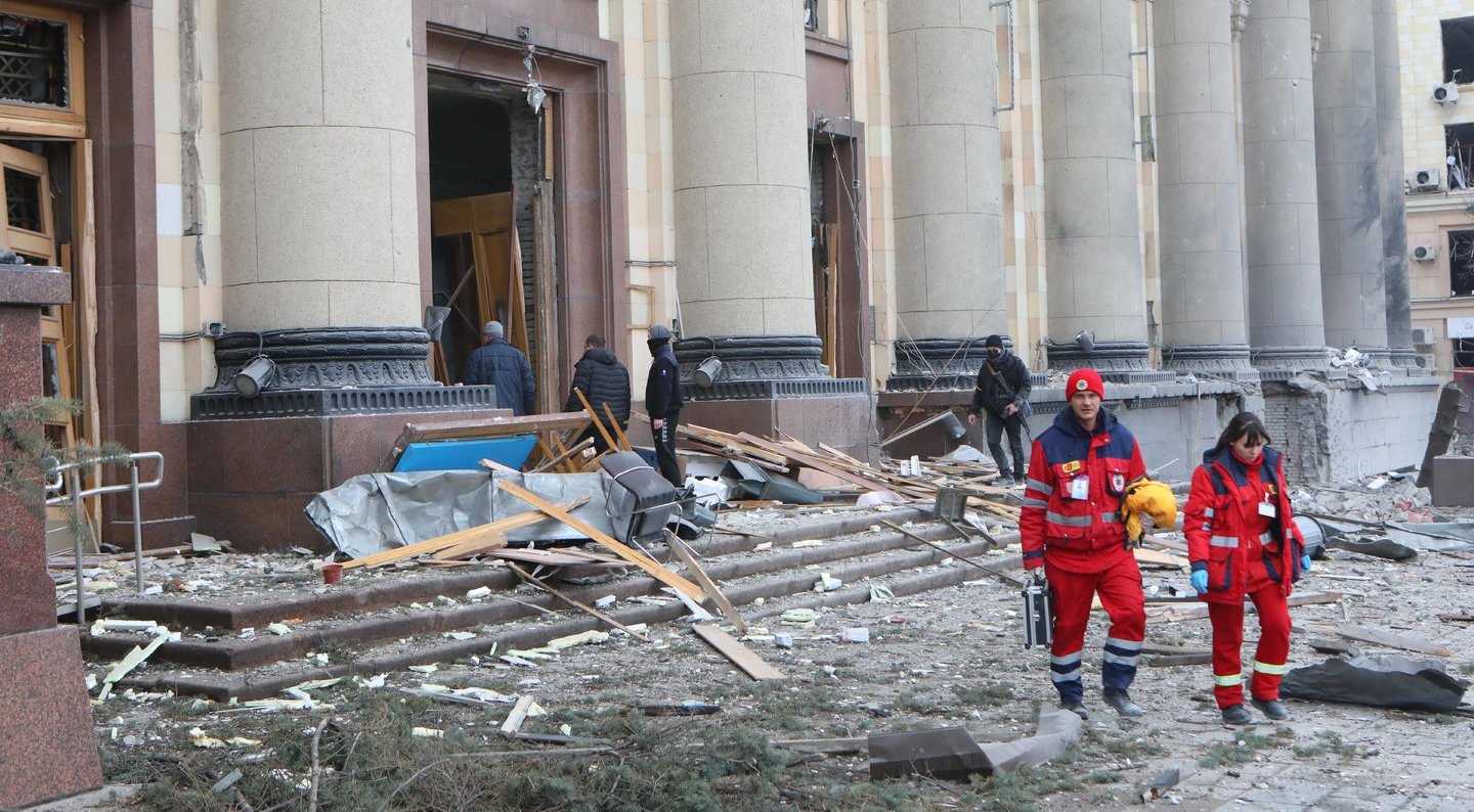 Dvigubas smūgis – štai kokią kraupią taktiką kare Ukrainoje naudoja Rusija