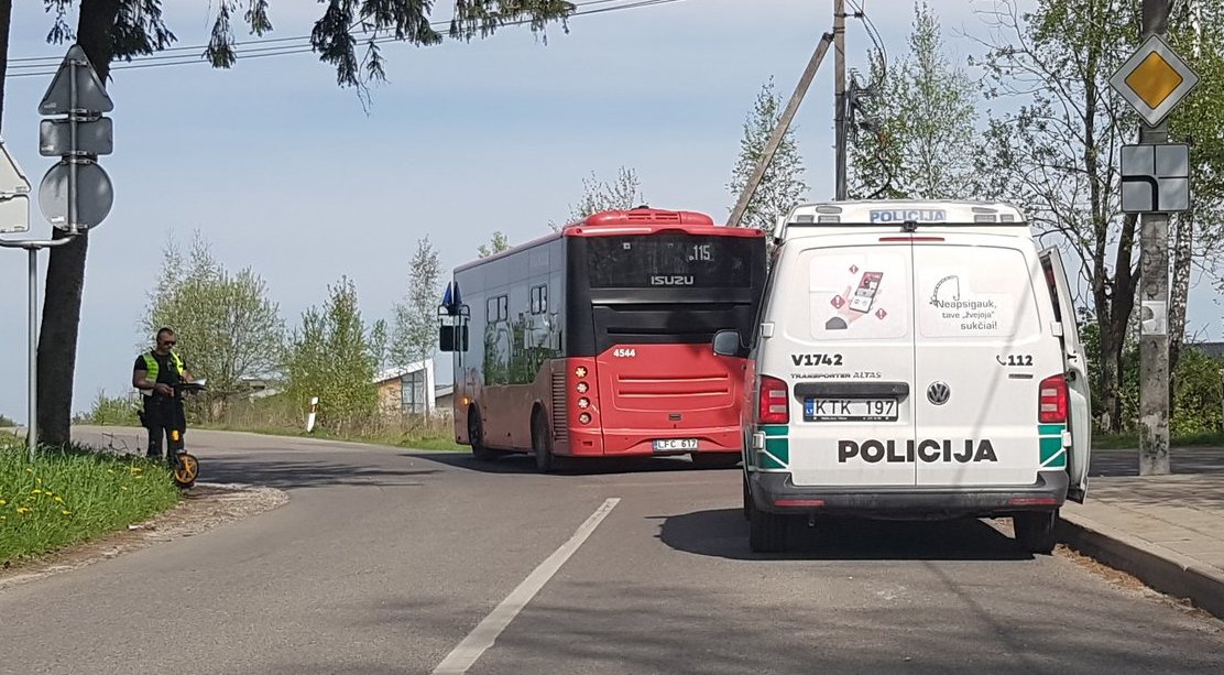 Vilniaus pakraštyje važiuojančiame autobuse parkrito ir susižeidė moteris