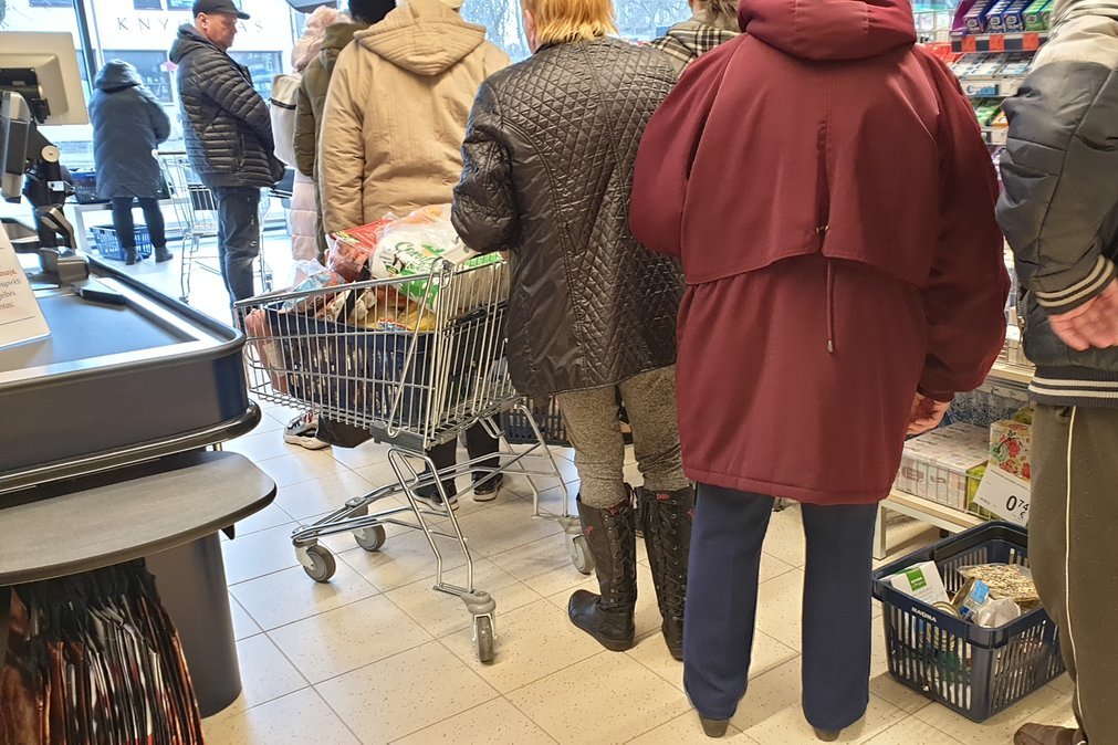 Ištuštėjusios parduotuvių lentynos (nuotr. TV3/Raimundas Maslauskas)