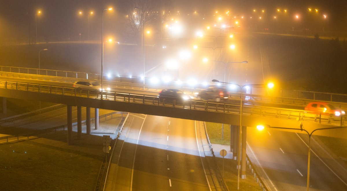 Pietų ir šiaurės Lietuvoje eismo sąlygas sunkina rūkas