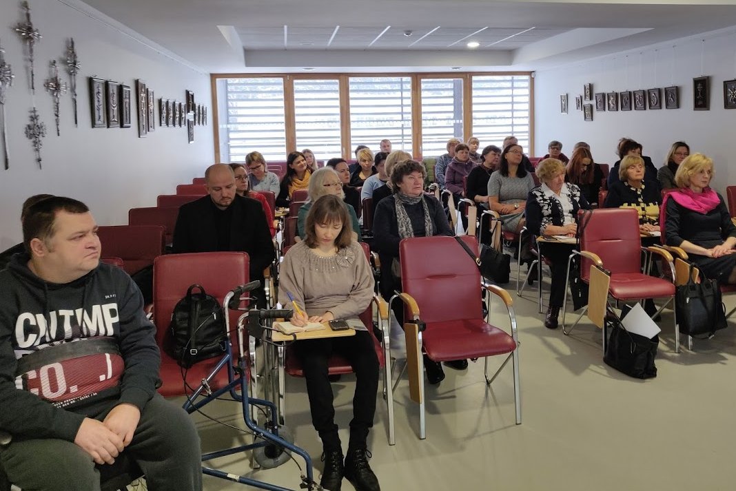 Į seminarą Alytuje susirinko gausi auditorija. (Lietuvos žmonių su negalia sąjungos archyvo nuotr.)