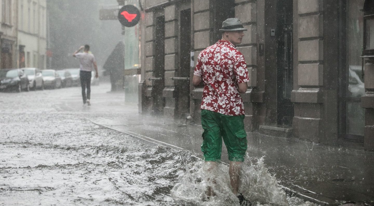 Prieš audrą įspėja vilniečius: lietus gali užtvenkti gatves