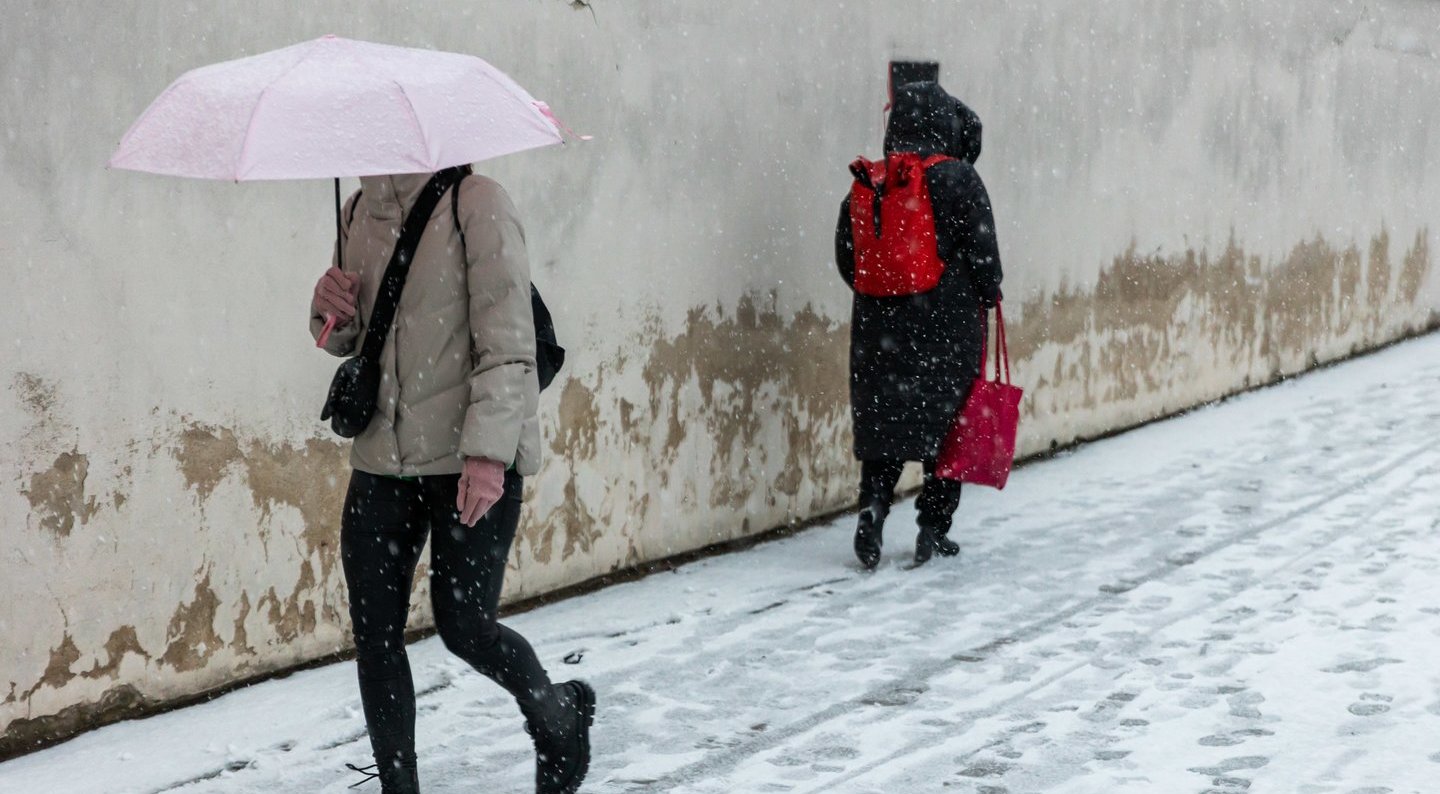 Orai Lietuvoje: vietomis snigs ir formuosis plikledis