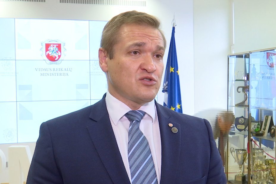Ant svarstyklių lipo ir vidaus reikalų ministras: esu tikras smaližius (nuotr. stop kadras)