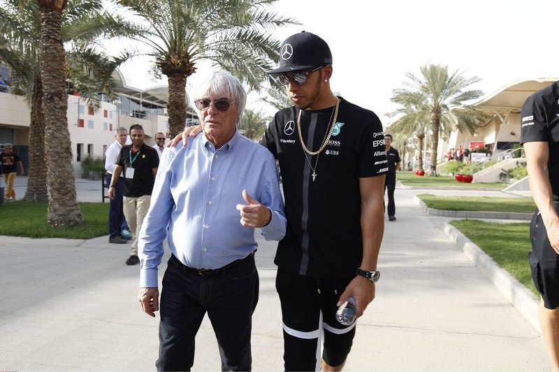 Bernie Ecclestone'as ir Lewisas Hamiltonas (nuotr. SCANPIX)
