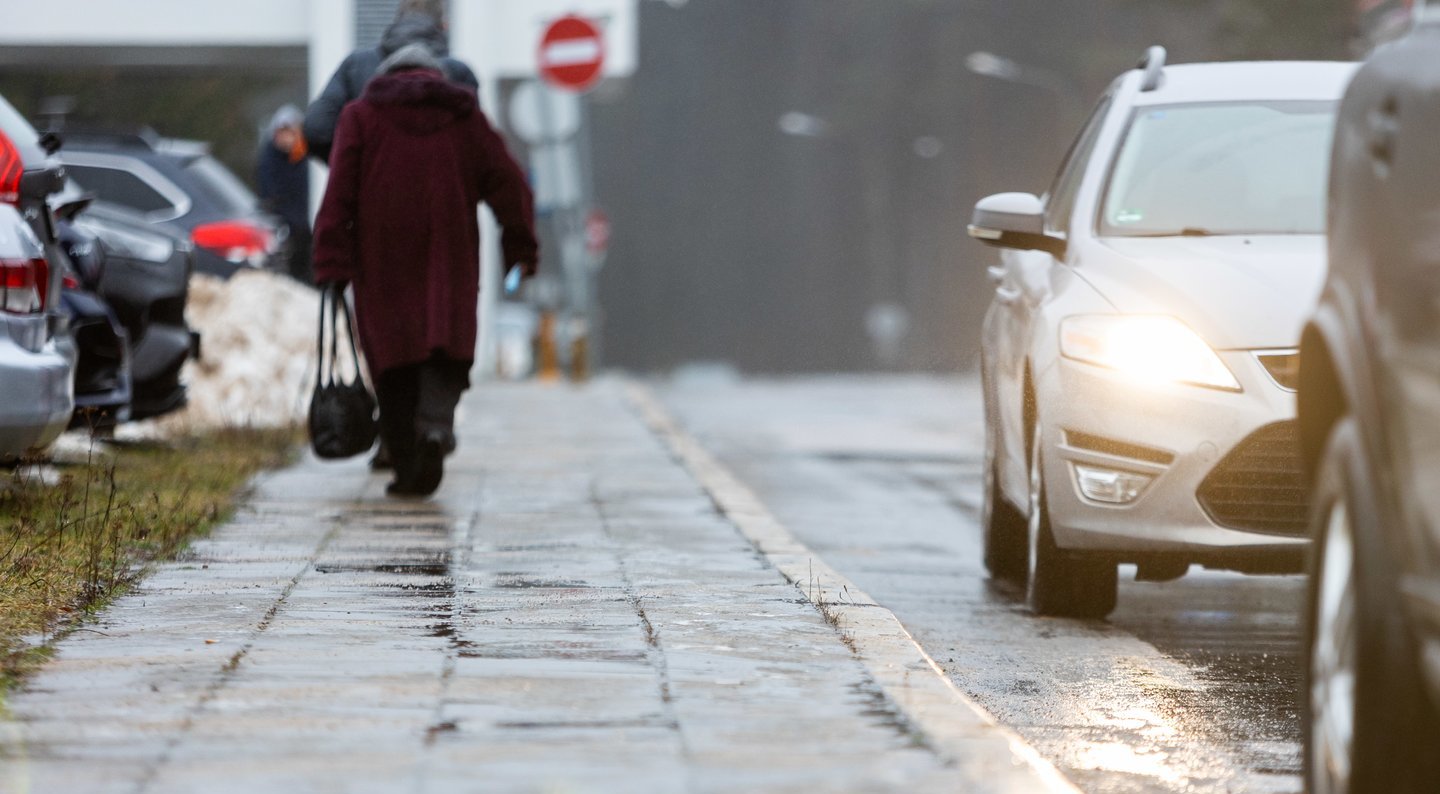 Vairuotojams – skubus įspėjimas: saugokitės plikledžio, pasirodys ir sniegas