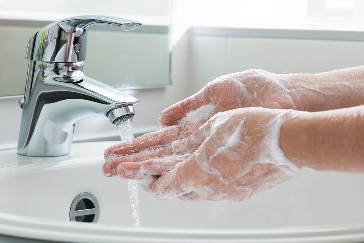 Rankų plovimas (nuotr. Shutterstock.com)
