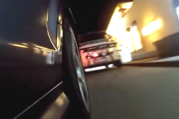 „C63 AMG“, Švedija, ir įžeisti policininkai. (nuotr. iš vaizdo įrašo)