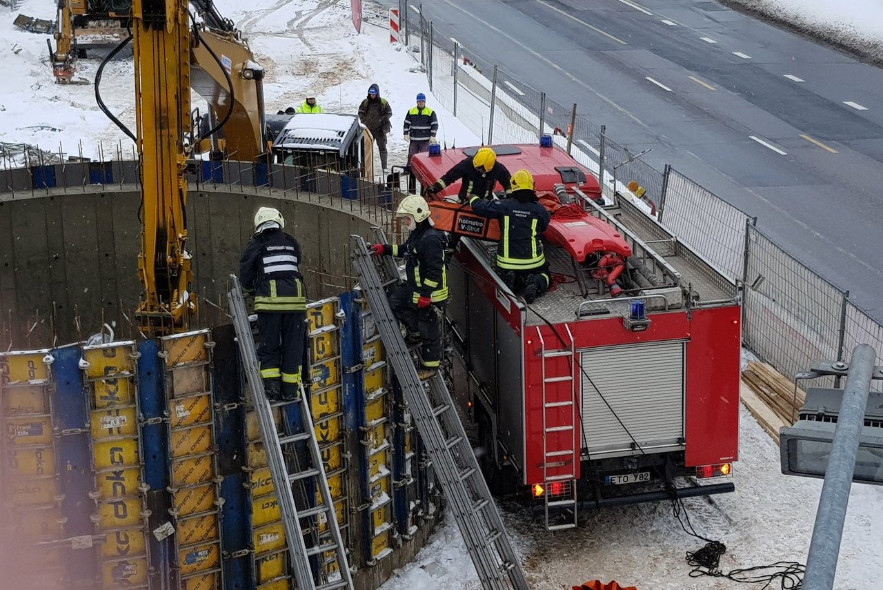 Gelbėjimo operacija Vilniuje: į gilią duobę statybvietėje įkritęs žmogus neišgyveno