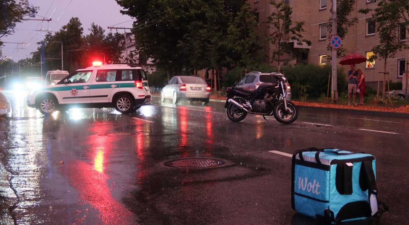 Vilniuje per avariją nukentėjo motociklininkas maisto kurjeris