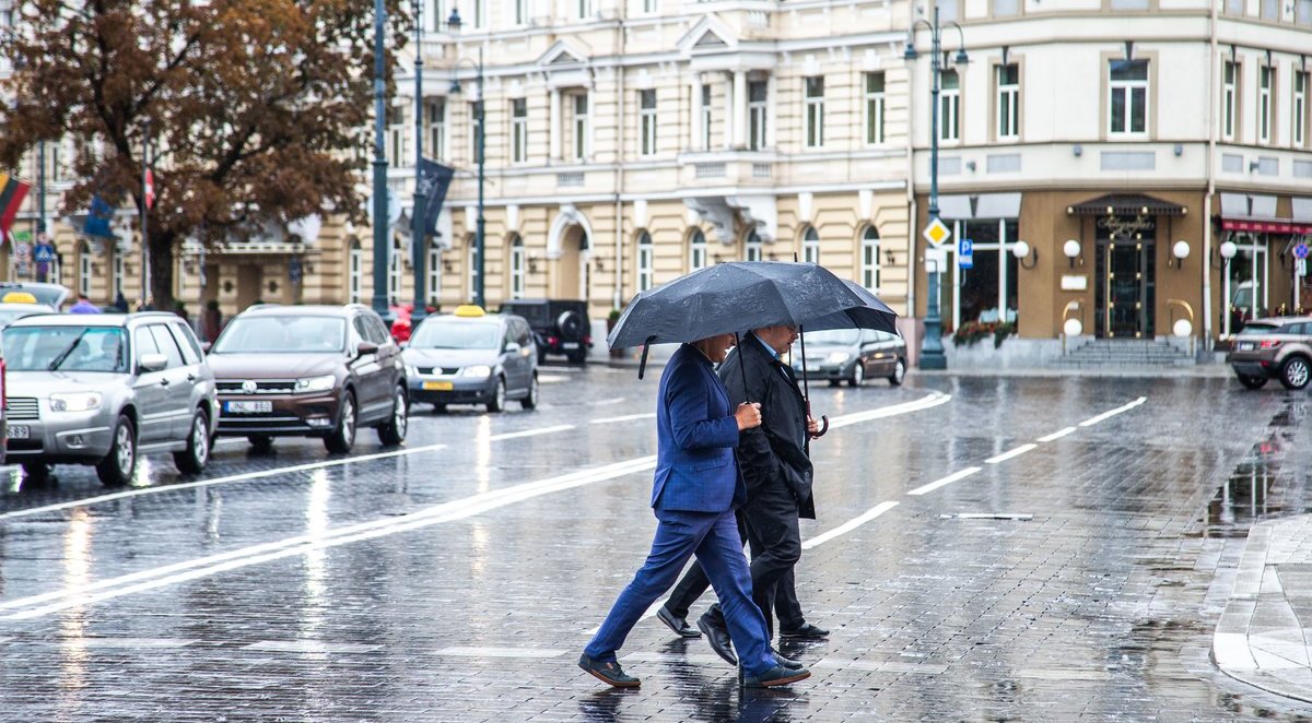 Išeinant nepamirškite skėčių: šeštadienį Lietuvoje daug kur lis