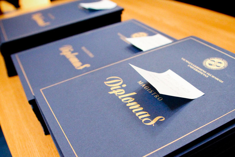 Diplomai (nuotr. Fotodiena.lt/Dmitrijaus Radlinsko)