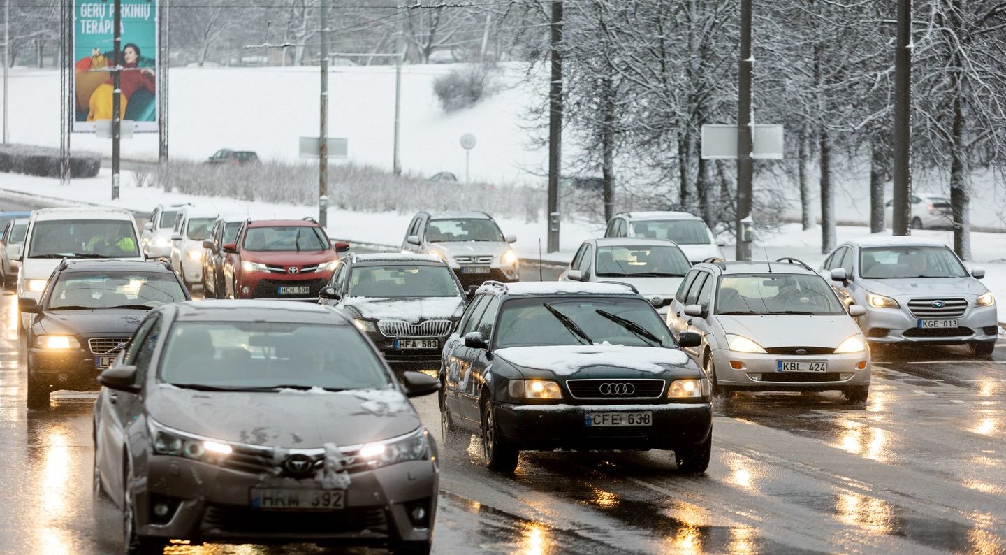 Keliuose vietomis slidu, dieną kai kur žadamas plikledis, įspėja kelininkai