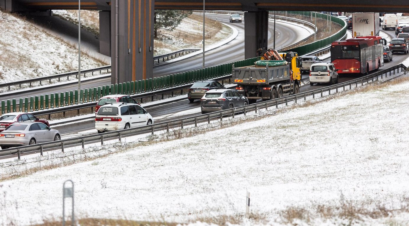 Kelininkai skubiai perspėja: eismo sąlygas gali sunkinti plikledis ir lijundra, daug kur snigs