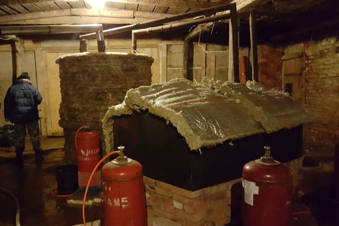 Pareigūnai demaskavo naminės degtinės gaminimo fabrikėlį (nuotr. Policijos)