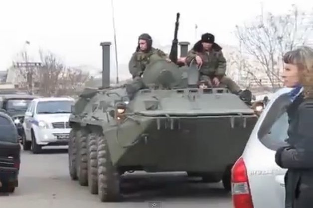 Rusai prie savo karinės bazės Ukrainoje atvarė šarvuotį (nuotr. YouTube)