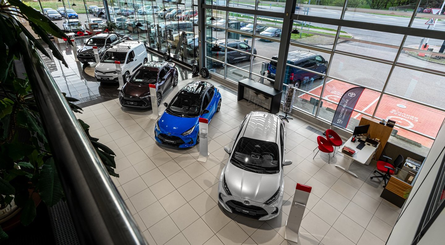 „Toyota“ automobiliais prekiaus moderniausiame šalyje japoniškos markės salone