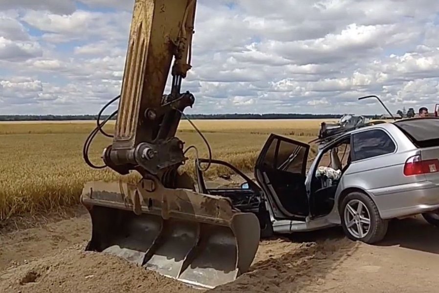 Manoma, kad BMW vairuotojas galėjo būti neblaivus. Kad ir kaip būtų keista, bet neblaivus buvo ir ekskavatoriaus, į kurį trenkėsi BMW, vairuotojas. / „Rinkos aikštės“ TV stop kadras