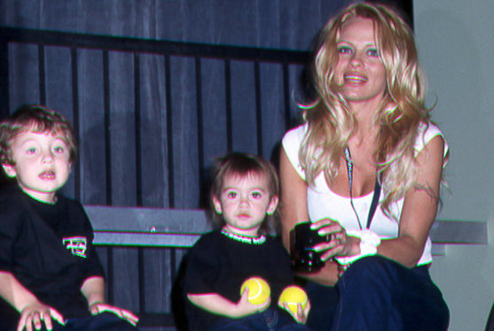 Pamela Anderson su vaikais (nuotr. Vida Press)