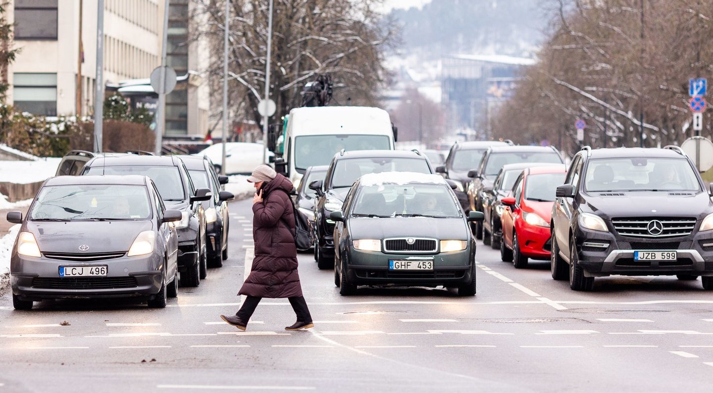 Kelininkai įspėja: keliuose yra slidžių ruožų