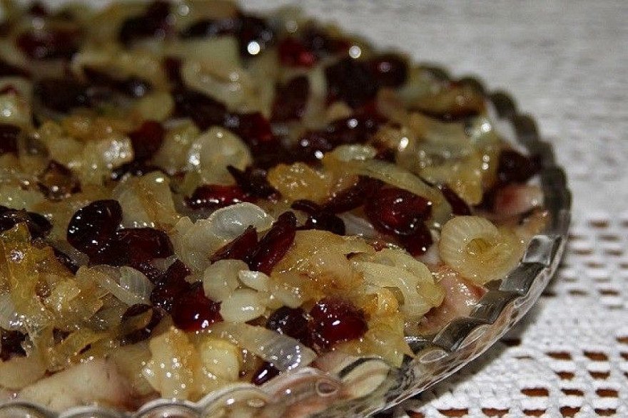 Silkė su karamelizuotais svogūnais ir spanguolėmis