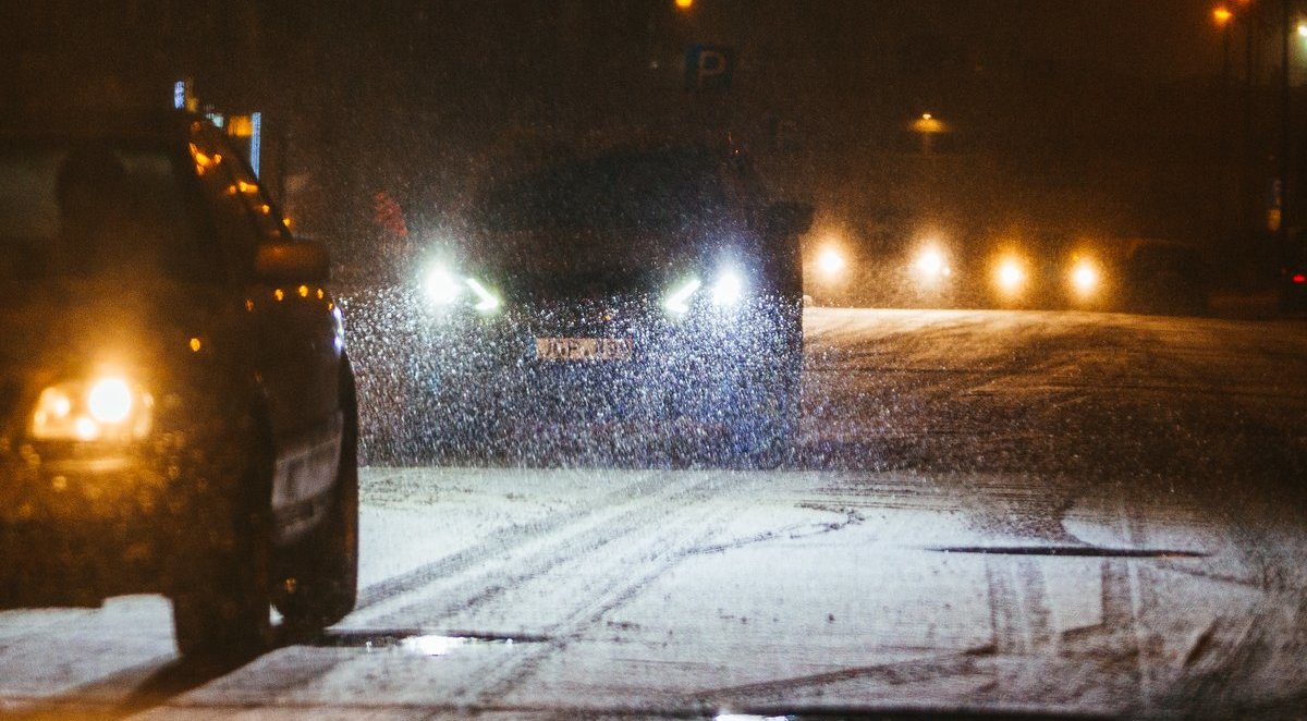 Įspėja visus vairuotojus: eismo sąlygos sudėtingos dėl sniego ir plikledžio
