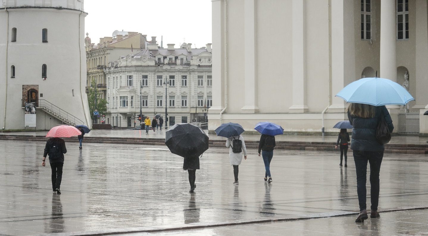 Laukia nemalonios orų permainos: bus pilka, drėgna, bet šilta