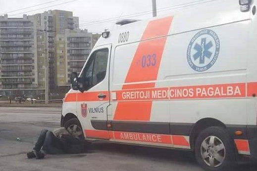 Žmogus guli gatvėje (nuotr. skaitytojo)