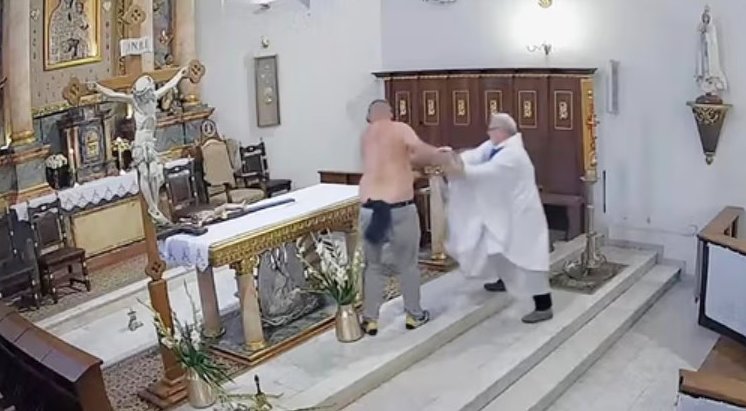 To bažnyčioje per mišias matę dar nebuvo: pusnuogis vyras siautėjo su trenksmu